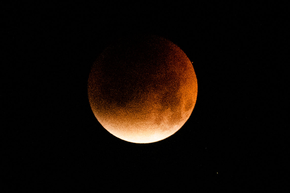 Cận cảnh "trăng máu" siêu hiếm gặp vào đêm 7/9 tại Hà Nội- Ảnh 1.