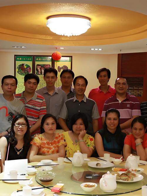 Họp lớp hết 615 triệu, người đàn ông bị xem thường cả buổi bỗng rút thẻ đen ra thanh toán khiến tất cả sửng sốt- Ảnh 2.