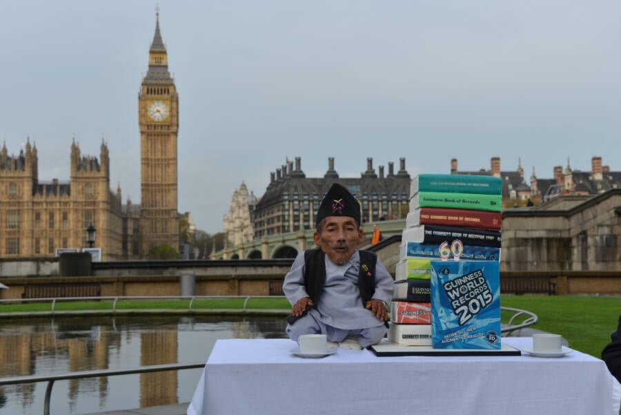 Cuộc sống đặc biệt của người đàn ông thấp nhất thế giới cao 54,5 cm - Ảnh 3.