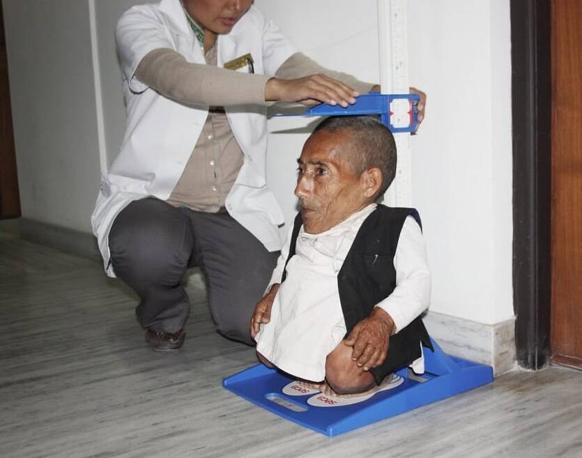 Cuộc sống đặc biệt của người đàn ông thấp nhất thế giới cao 54,5 cm - Ảnh 2.