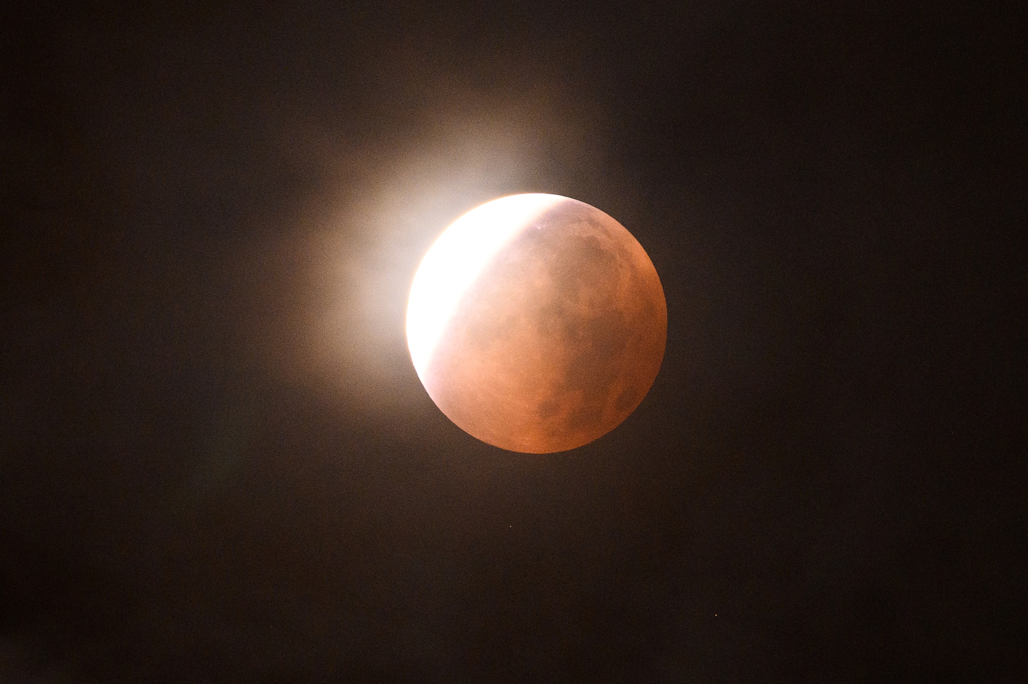 Cận cảnh "trăng máu" siêu hiếm gặp vào đêm 7/9 tại Hà Nội- Ảnh 9.