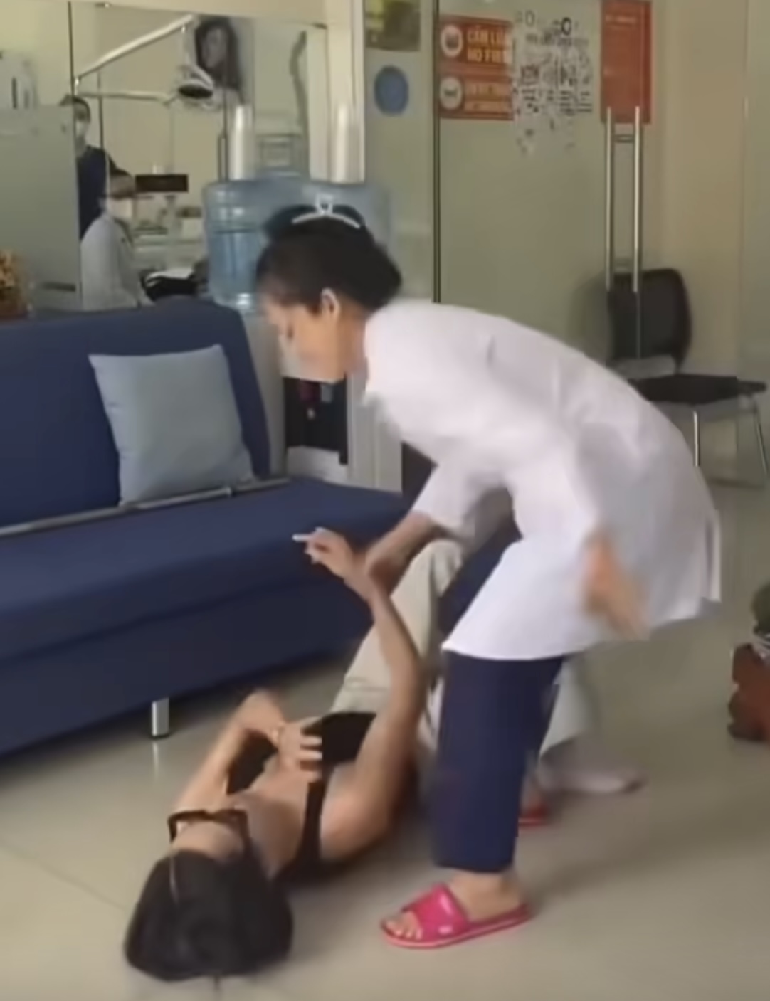 Vụ bác sĩ hành hung bệnh nhân tại phòng khám Nha khoa Tuyết Chinh: Xử lý nghiêm khắc - Ảnh 2.