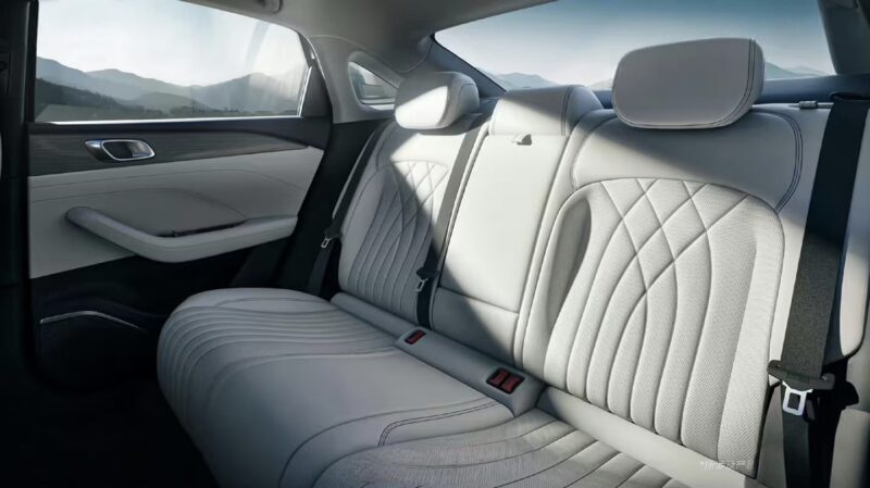 Hãng xe xây nhà máy 4.100 tỷ tại Hưng Yên ra mắt đối thủ Toyota Camry: siêu tiết kiệm xăng, ngoại hình như Mercedes, giá mềm từ 332 triệu đồng - Ảnh 7.