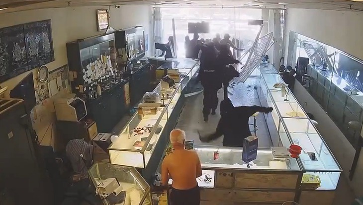 Tiệm vàng của người Việt ở Mỹ bị cướp táo tợn- Ảnh 2. Tiệm vàng của người Việt ở Mỹ bị cướp táo tợn- Ảnh 2.