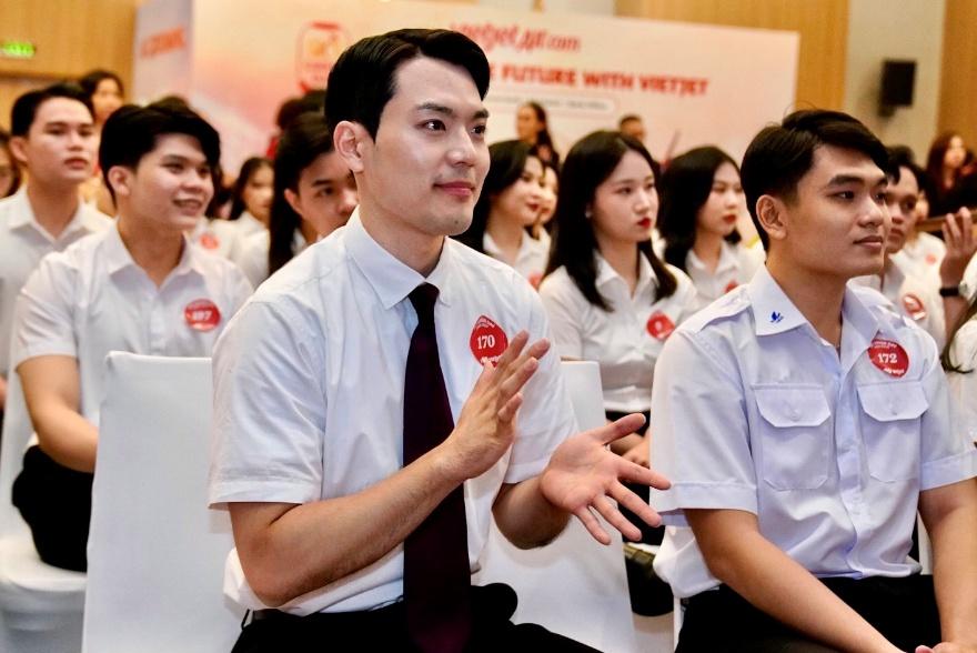 Ngày hội tuyển dụng Vietjet thu hút hàng ngàn ứng viên tìm kiếm cơ hội trong ngành hàng không - Ảnh 2. Ngày hội tuyển dụng Vietjet thu hút hàng ngàn ứng viên tìm kiếm cơ hội trong ngành hàng không - Ảnh 2.