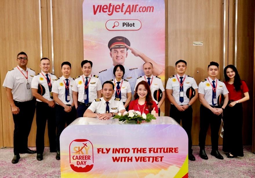 Ngày hội tuyển dụng Vietjet thu hút hàng ngàn ứng viên tìm kiếm cơ hội trong ngành hàng không - Ảnh 14. Ngày hội tuyển dụng Vietjet thu hút hàng ngàn ứng viên tìm kiếm cơ hội trong ngành hàng không - Ảnh 14.