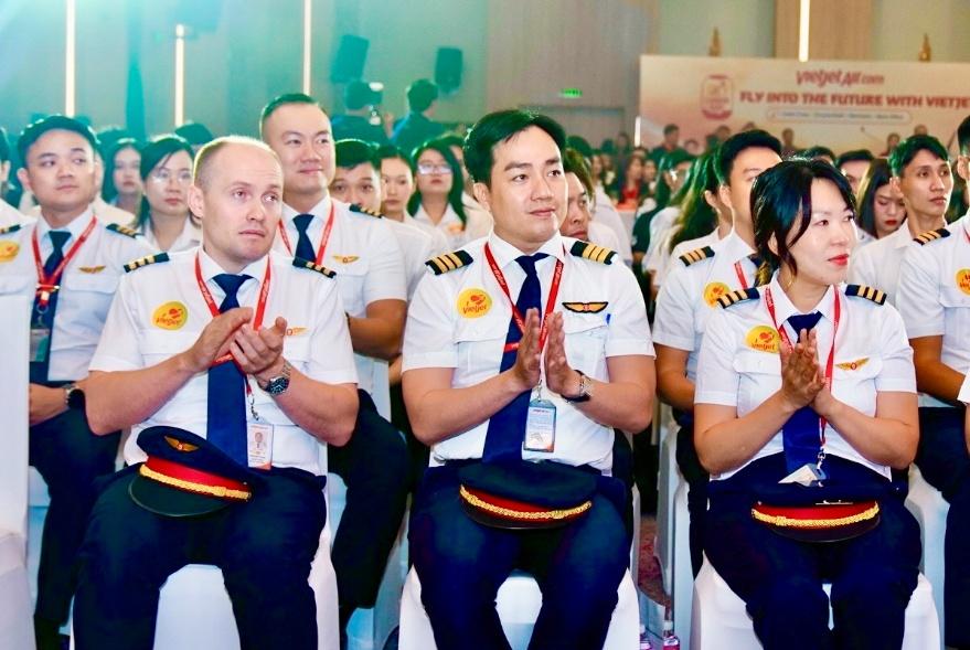 Ngày hội tuyển dụng Vietjet thu hút hàng ngàn ứng viên tìm kiếm cơ hội trong ngành hàng không - Ảnh 9. Ngày hội tuyển dụng Vietjet thu hút hàng ngàn ứng viên tìm kiếm cơ hội trong ngành hàng không - Ảnh 9.