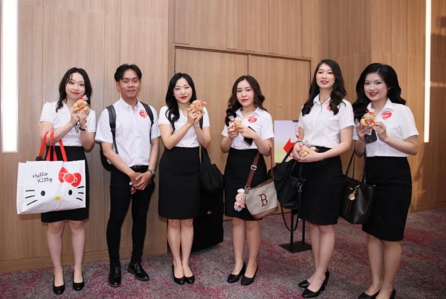 Ngày hội tuyển dụng Vietjet thu hút hàng ngàn ứng viên tìm kiếm cơ hội trong ngành hàng không - Ảnh 11. Ngày hội tuyển dụng Vietjet thu hút hàng ngàn ứng viên tìm kiếm cơ hội trong ngành hàng không - Ảnh 11.