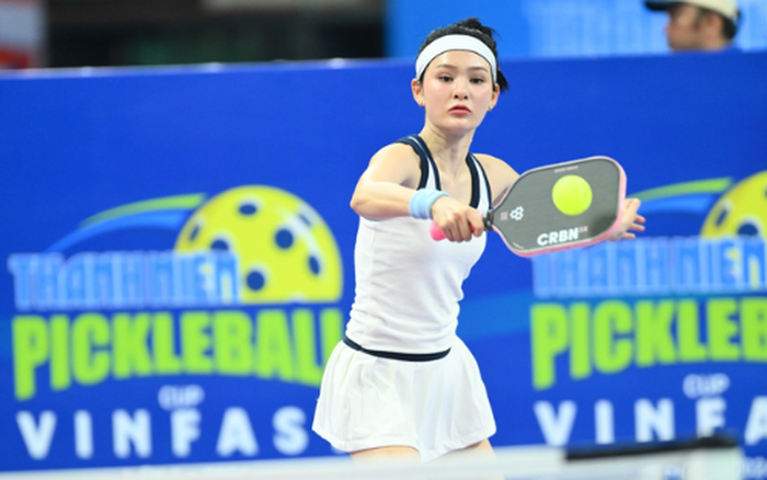Hiền Hồ khoe cúp pickleball nhưng đọc danh hiệu thì té ngửa- Ảnh 2. Hiền Hồ khoe cúp pickleball nhưng đọc danh hiệu thì té ngửa- Ảnh 2.