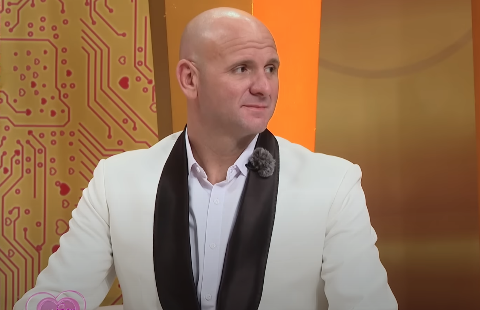 Cô gái khiến anh Tây hơn 19 tuổi lặn lội sang Việt Nam tìm gặp, đưa cả bà ngoại đi hẹn hò cùng và cái kết - Ảnh 1.