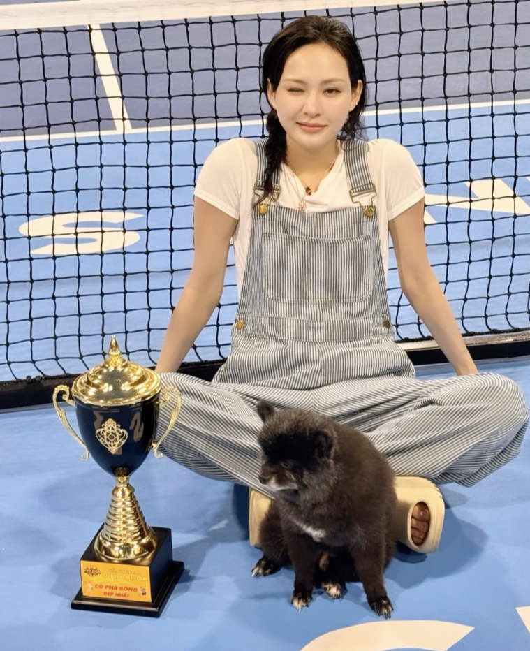 Hiền Hồ khoe cúp pickleball nhưng đọc danh hiệu thì té ngửa- Ảnh 1. Hiền Hồ khoe cúp pickleball nhưng đọc danh hiệu thì té ngửa- Ảnh 1.