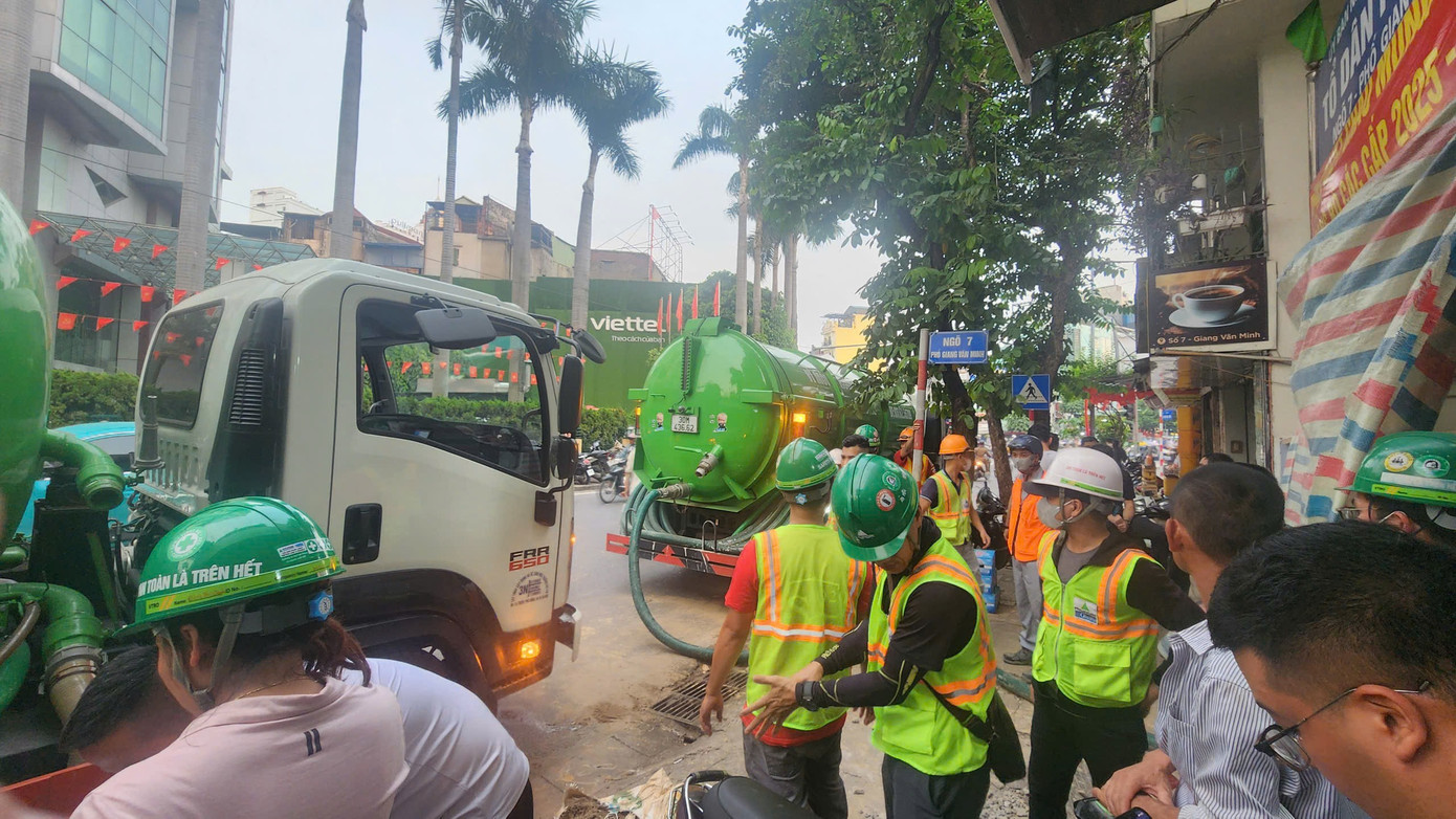 Bùn nhão phun trào tại dự án Metro Nhổn - Ga Hà Nội gây ách tắc giao thông - Ảnh 2.
