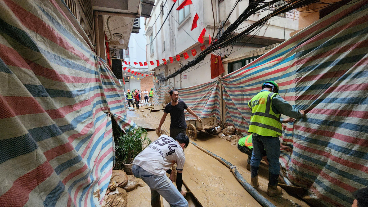 Bùn nhão phun trào tại dự án Metro Nhổn - Ga Hà Nội gây ách tắc giao thông - Ảnh 1.