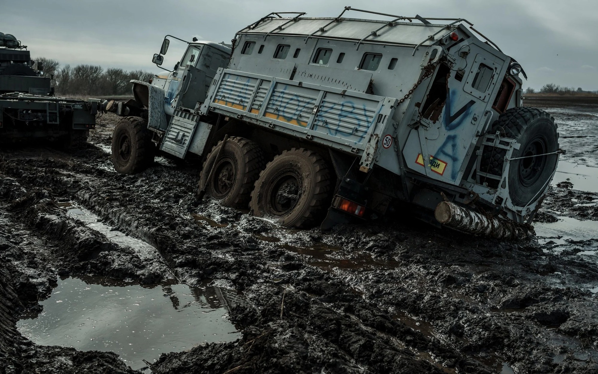 Đập Irpin nổ tung, xe tăng Moscow lún bùn: NATO nối gót Ukraine, giăng bẫy tử thần dọc biên giới Nga - Ảnh 1.