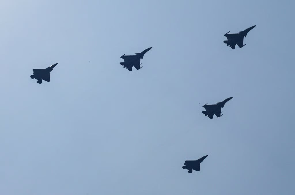 Tiêm kích tàng hình J - 35 của Trung Quốc mang theo 6 tên lửa hiện đại - Ảnh 1.