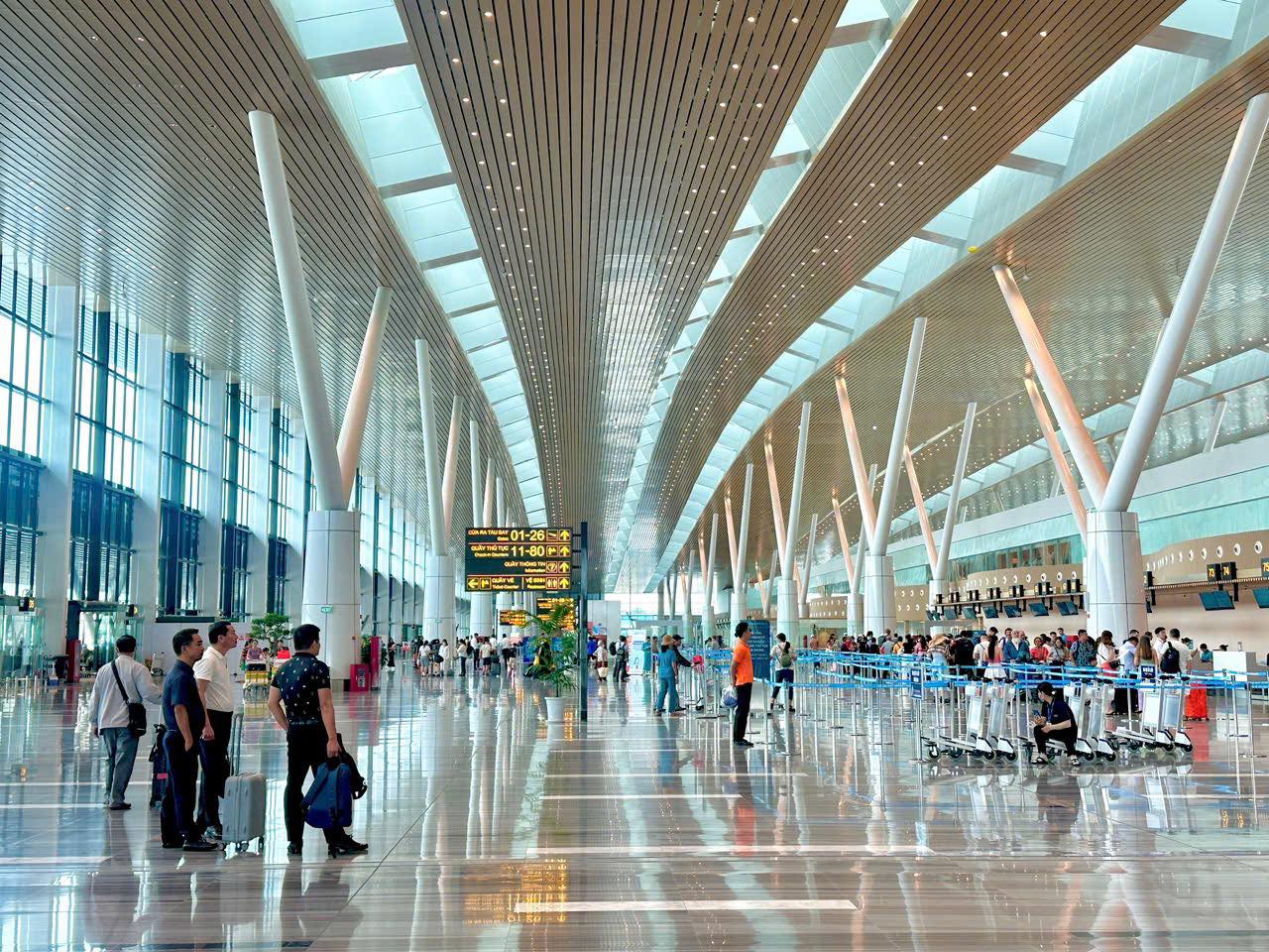 Chỉ tốn 5k để đi xe đến sân bay Tân Sơn Nhất, một cách quá hay mà cực ít người biết đến - Ảnh 1.