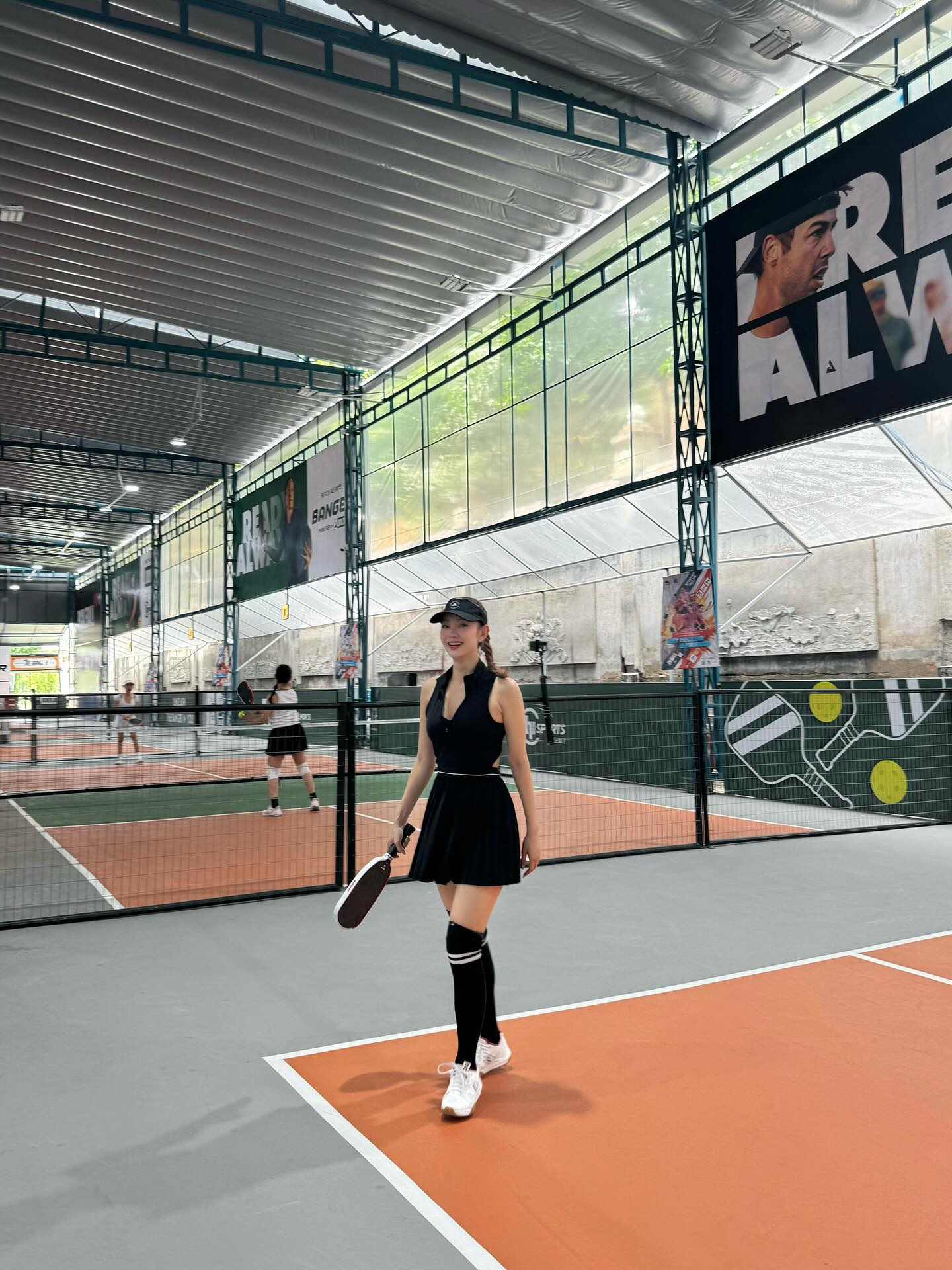 Minh Hằng mê pickleball, chồng đại gia mở 12 sân cho vợ chơi thoả thích, còn lặng lẽ đi sau nhặt bóng gây sốt!- Ảnh 4. Minh Hằng mê pickleball, chồng đại gia mở 12 sân cho vợ chơi thoả thích, còn lặng lẽ đi sau nhặt bóng gây sốt!- Ảnh 4.