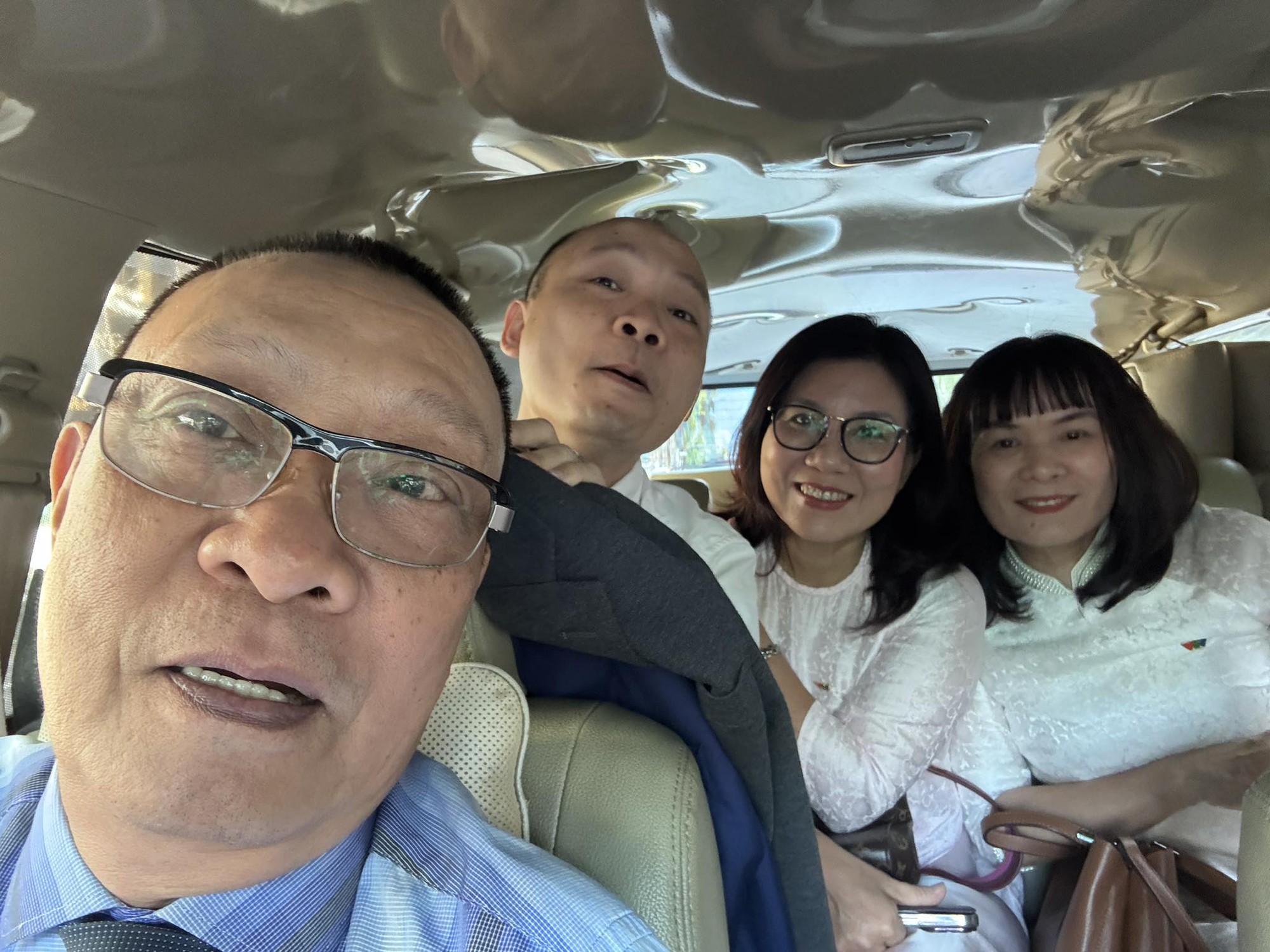 Xưng hô "bất thường" của con trai Lại Văn Sâm với bố, dàn sao Việt phản ứng - Ảnh 1.