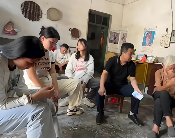 Tang lễ mẹ chồng vừa xong, bố chồng đưa tôi 200 triệu trước mặt các em chồng, ông nói một câu khiến tôi khóc nghẹn- Ảnh 1.