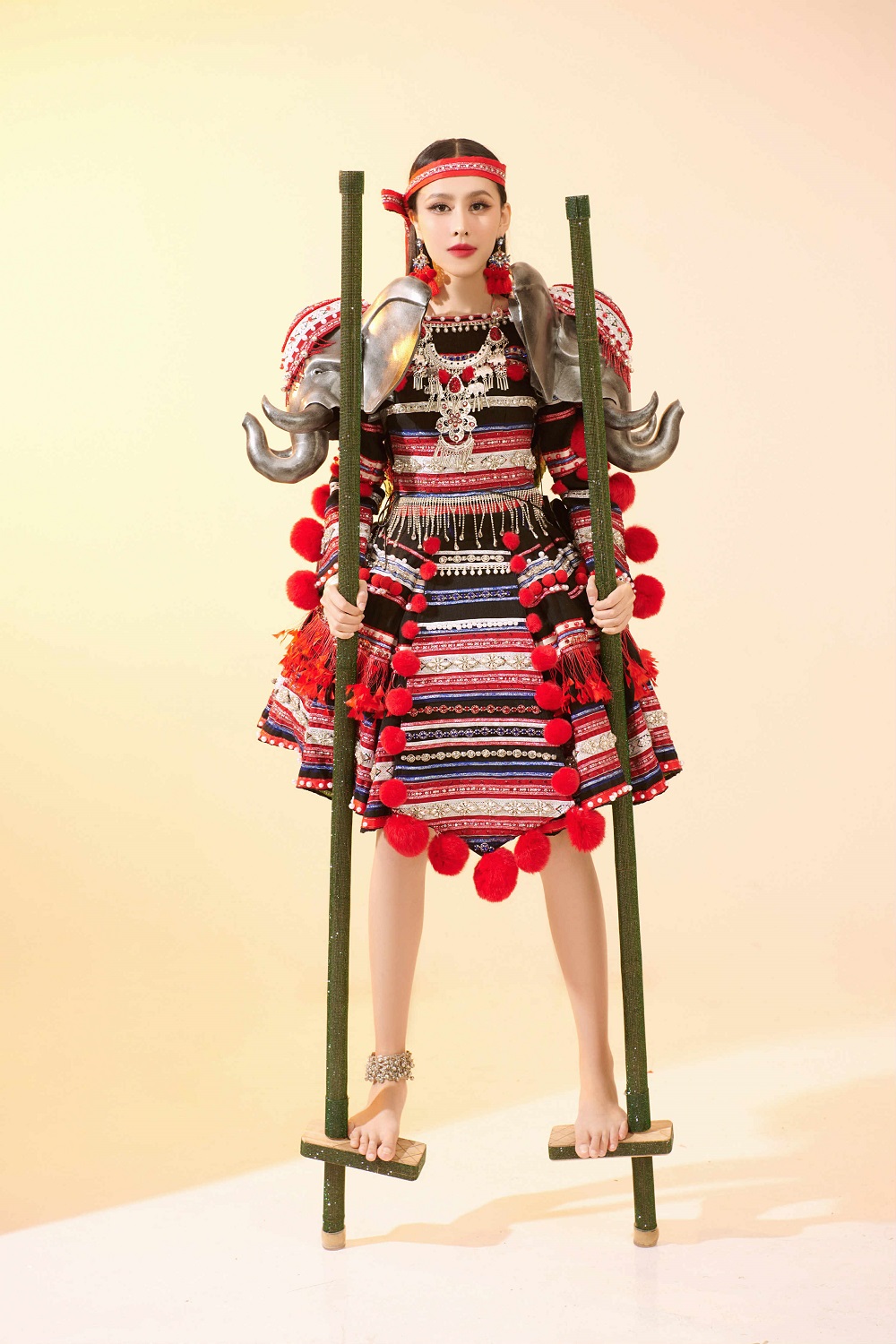Nhà thiết kế vừa giành giải cao nhất thiết kế vương miện Miss Grand Vietnam 2025 là ai?- Ảnh 5. Nhà thiết kế vừa giành giải cao nhất thiết kế vương miện Miss Grand Vietnam 2025 là ai?- Ảnh 5.