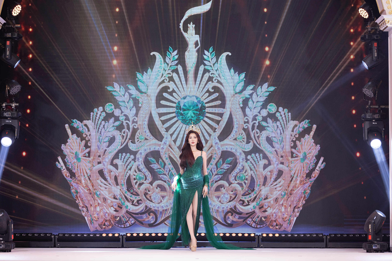 Nhà thiết kế vừa giành giải cao nhất thiết kế vương miện Miss Grand Vietnam 2025 là ai?- Ảnh 2. Nhà thiết kế vừa giành giải cao nhất thiết kế vương miện Miss Grand Vietnam 2025 là ai?- Ảnh 2.
