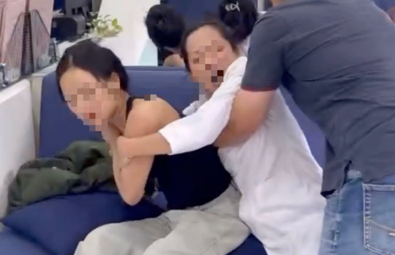 Khoảnh khắc Bộ trưởng Y tế Thụy Điển ngất xỉu khi đang lên sóng trực tiếp: Lý do được tiết lộ - Ảnh 1.