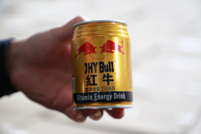 Nhận tin mật rồi đột kích 5 xưởng sản xuất quy mô lớn, công an triệt phá đường dây nước ngọt Redbull giả, tịch thu hơn 160.000 lon quy mô 111 tỷ đồng - Ảnh 1. Nhận tin mật rồi đột kích 5 xưởng sản xuất quy mô lớn, công an triệt phá đường dây nước ngọt Redbull giả, tịch thu hơn 160.000 lon quy mô 111 tỷ đồng - Ảnh 1.