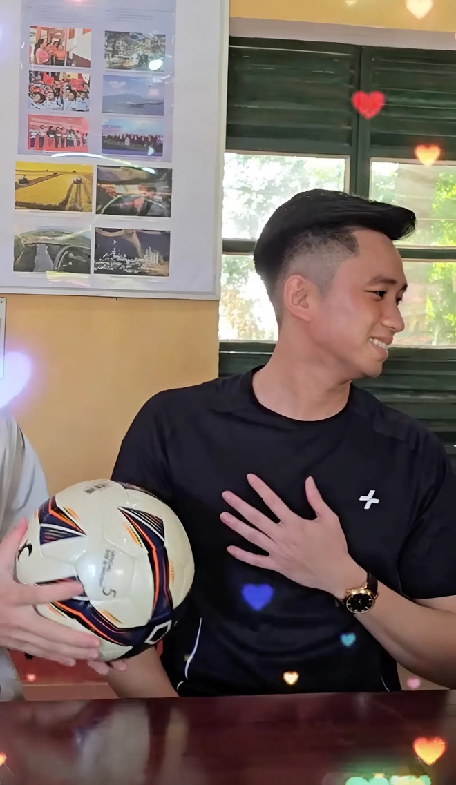 Lê Hoàng Hiệp có làn da trắng khiến fangirl phát ghen, thì ra anh quân nhân giữ da kĩ lắm- Ảnh 4.