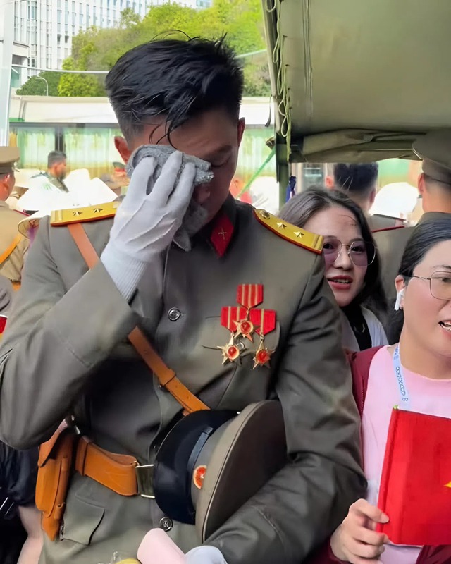 Lê Hoàng Hiệp có làn da trắng khiến fangirl phát ghen, thì ra anh quân nhân giữ da kĩ lắm- Ảnh 6.