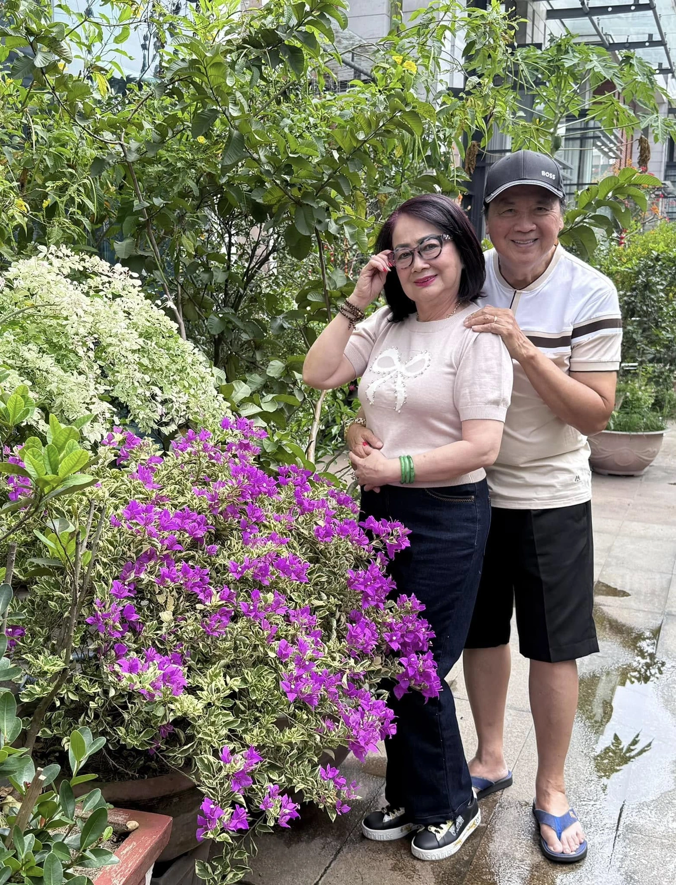 Cuộc sống của nghệ sĩ Việt trong biệt thự 3 mặt tiền 50 tỷ ở Mỹ: Hôn nhân viên mãn, tụng kinh mỗi ngày - Ảnh 1.