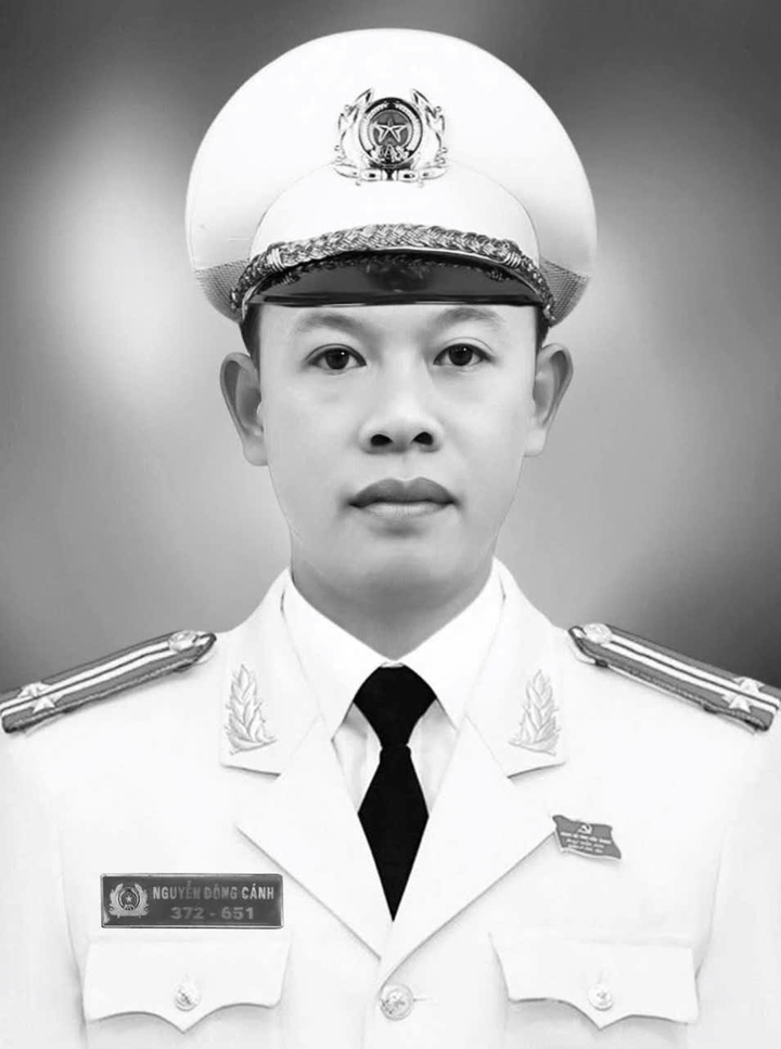 Thiếu tá Công an Đắk Lắk hy sinh khi truy bắt tội phạm , để lại vợ con đau khổ - Ảnh 2. Thiếu tá Công an Đắk Lắk hy sinh khi truy bắt tội phạm , để lại vợ con đau khổ - Ảnh 2.
