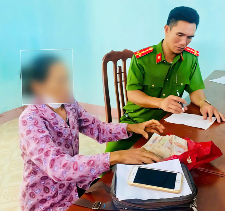 Bà lão 72 tuổi suýt bị lừa đảo công an với 120 triệu đồng tại Hưng Yên - Ảnh 1.