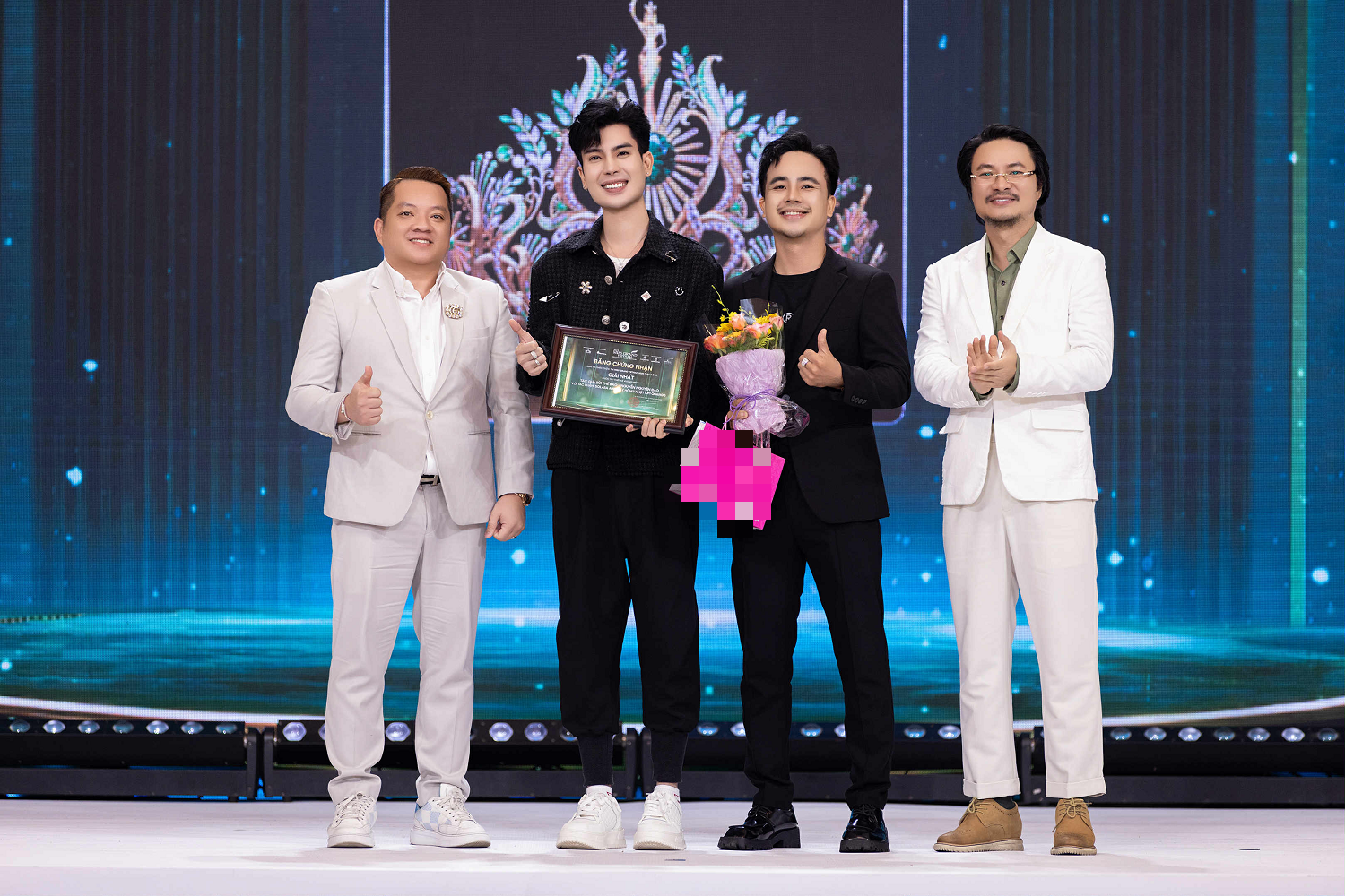 Nhà thiết kế vừa giành giải cao nhất thiết kế vương miện Miss Grand Vietnam 2025 là ai?- Ảnh 1. Nhà thiết kế vừa giành giải cao nhất thiết kế vương miện Miss Grand Vietnam 2025 là ai?- Ảnh 1.