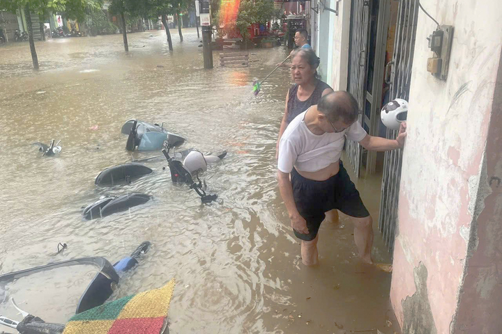 Mưa lớn tại Lào Cai gây ngập sâu , giao thông tê liệt sáng 9 / 9 - Ảnh 2.
