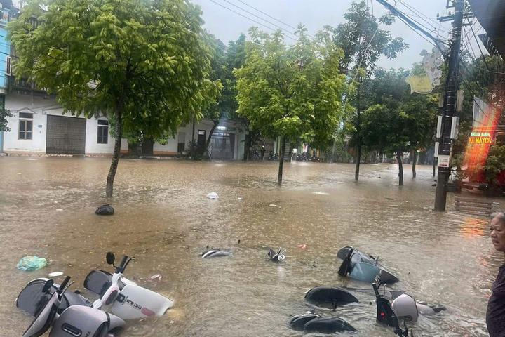 Mưa lớn tại Lào Cai gây ngập sâu , giao thông tê liệt sáng 9 / 9 - Ảnh 1.