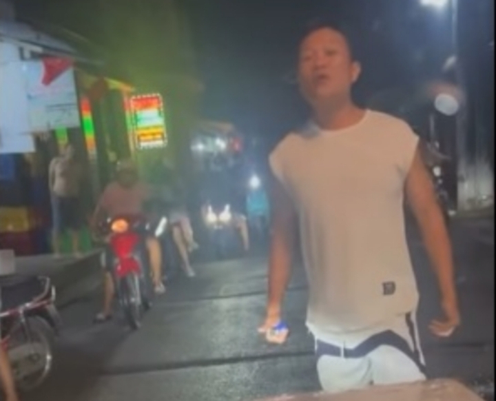 Người đàn ông say rượu khiêu khích tài xế ô tô giữa đường ở TP . HCM - Ảnh 1. Người đàn ông say rượu khiêu khích tài xế ô tô giữa đường ở TP . HCM - Ảnh 1.