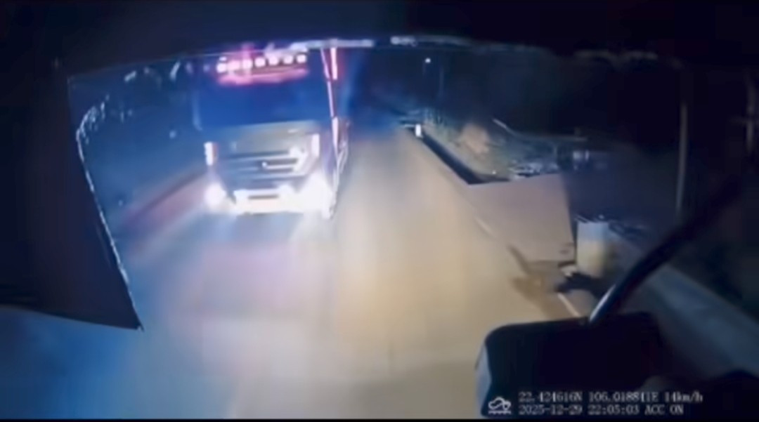 Nữ TikToker bị xử phạt v&igrave; dừng xe tải giữa đường tranh c&atilde;i với t&agrave;i xế kh&aacute;c - Ảnh 1.