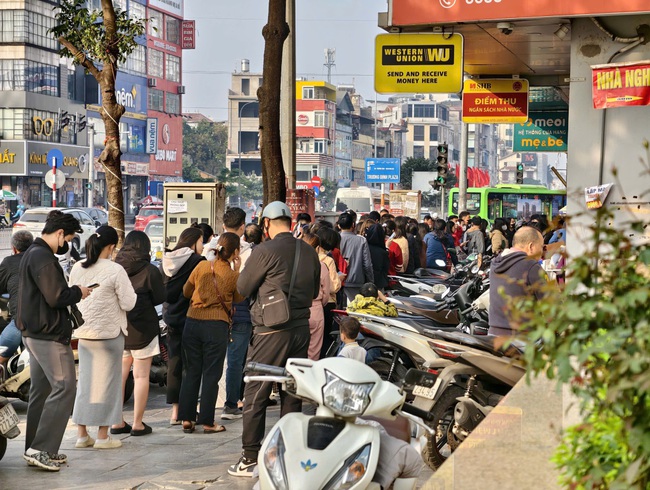 V&agrave;ng 0,1 chỉ g&acirc;y "sốt" đầu năm 2026, người d&acirc;n rồng rắn xếp h&agrave;ng mua lấy lộc - Ảnh 3.