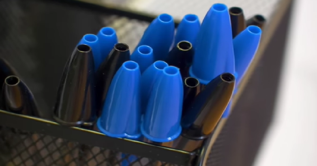 90% người d&ugrave;ng kh&ocirc;ng biết c&ocirc;ng dụng của chiếc lỗ nhỏ tr&ecirc;n nắp b&uacute;t bi- Ảnh 1.