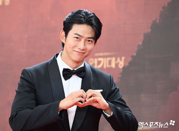 Màn tỏ tình đẹp nhất đêm giao thừa: Nhìn chú rể nóng bỏng thế này chẳng trách cô dâu lại “mê như điếu đổ”- Ảnh 2. Màn tỏ tình đẹp nhất đêm giao thừa: Nhìn chú rể nóng bỏng thế này chẳng trách cô dâu lại “mê như điếu đổ”- Ảnh 2.