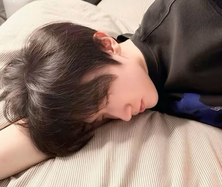 3 kiểu d&ugrave;ng gối "bẻ cong" xương khớp, khiến nhiều người c&ograve;n trẻ m&agrave; tối ng&agrave;y đau nhức, xương yếu hơn người gi&agrave; - Ảnh 3.