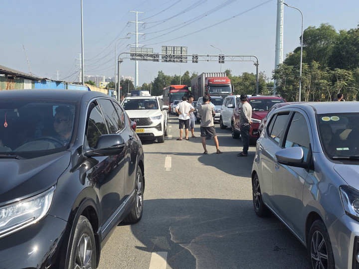 &Ugrave;n ứ giao th&ocirc;ng TP . HCM ng&agrave;y 1 / 1 , xe xếp h&agrave;ng d&agrave;i chờ l&ecirc;n cao tốc - Ảnh 1.