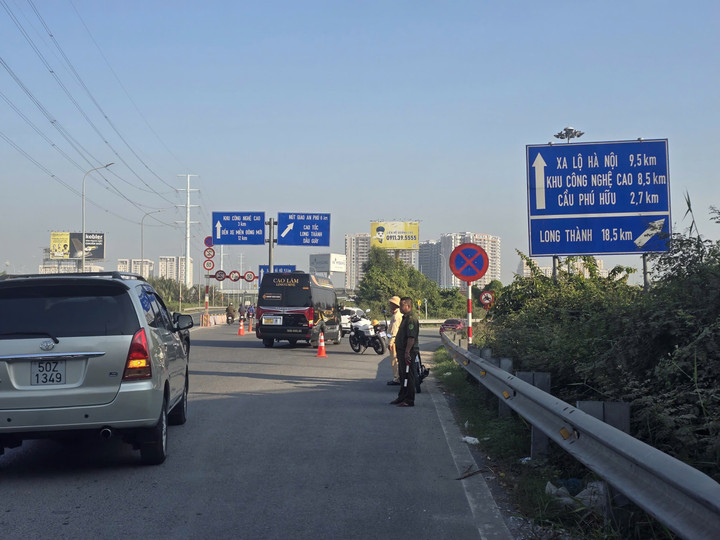 &Ugrave;n ứ giao th&ocirc;ng TP . HCM ng&agrave;y 1 / 1 , xe xếp h&agrave;ng d&agrave;i chờ l&ecirc;n cao tốc - Ảnh 4.