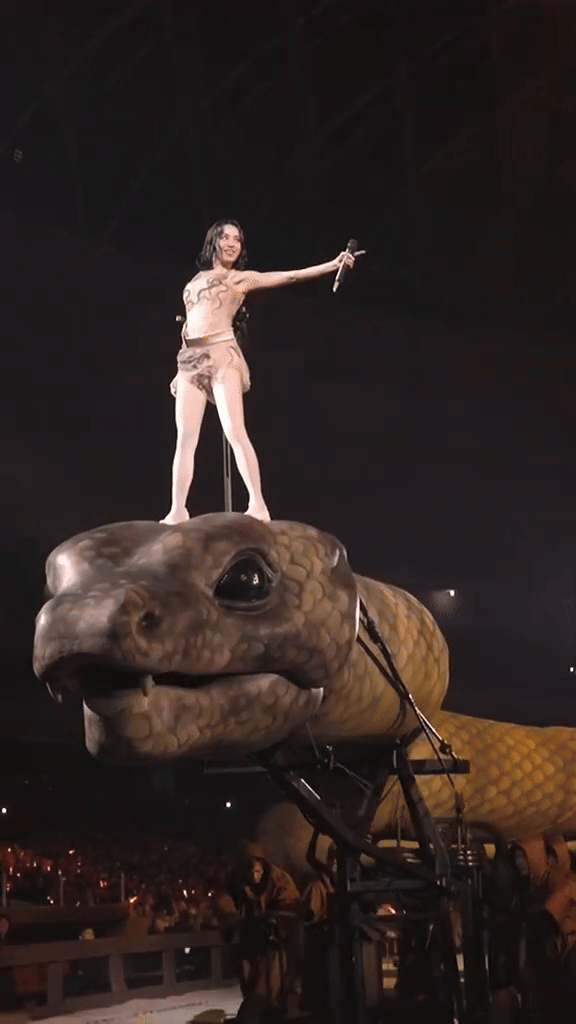 Mỹ nhân vung 760 tỷ cưỡi trăn 30m, 20 sinh vật chạy khắp SVĐ khiến 120.000 người “bị hạ gục”- Ảnh 3.