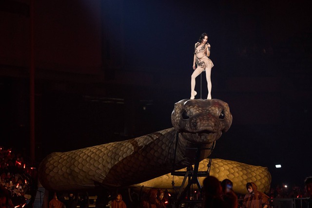 Mỹ nhân vung 760 tỷ cưỡi trăn 30m, 20 sinh vật chạy khắp SVĐ khiến 120.000 người “bị hạ gục”- Ảnh 8.