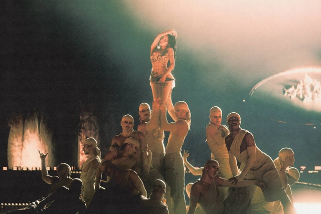 Mỹ nhân vung 760 tỷ cưỡi trăn 30m, 20 sinh vật chạy khắp SVĐ khiến 120.000 người “bị hạ gục”- Ảnh 6.