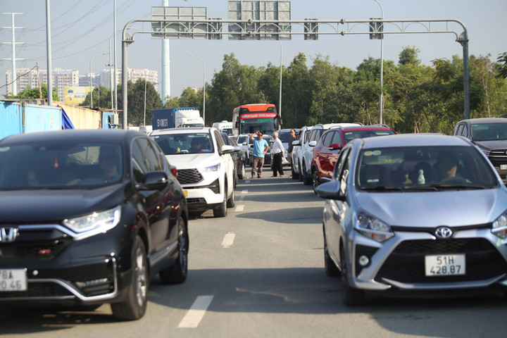 &Ugrave;n ứ giao th&ocirc;ng TP . HCM ng&agrave;y 1 / 1 , xe xếp h&agrave;ng d&agrave;i chờ l&ecirc;n cao tốc - Ảnh 5.