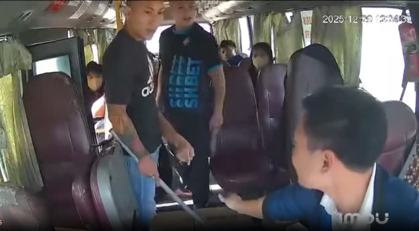 Triệu tập nh&oacute;m người mang tu&yacute;p sắt đe dọa t&agrave;i xế xe bu&yacute;t tại Quỳnh Lưu - Ảnh 1.