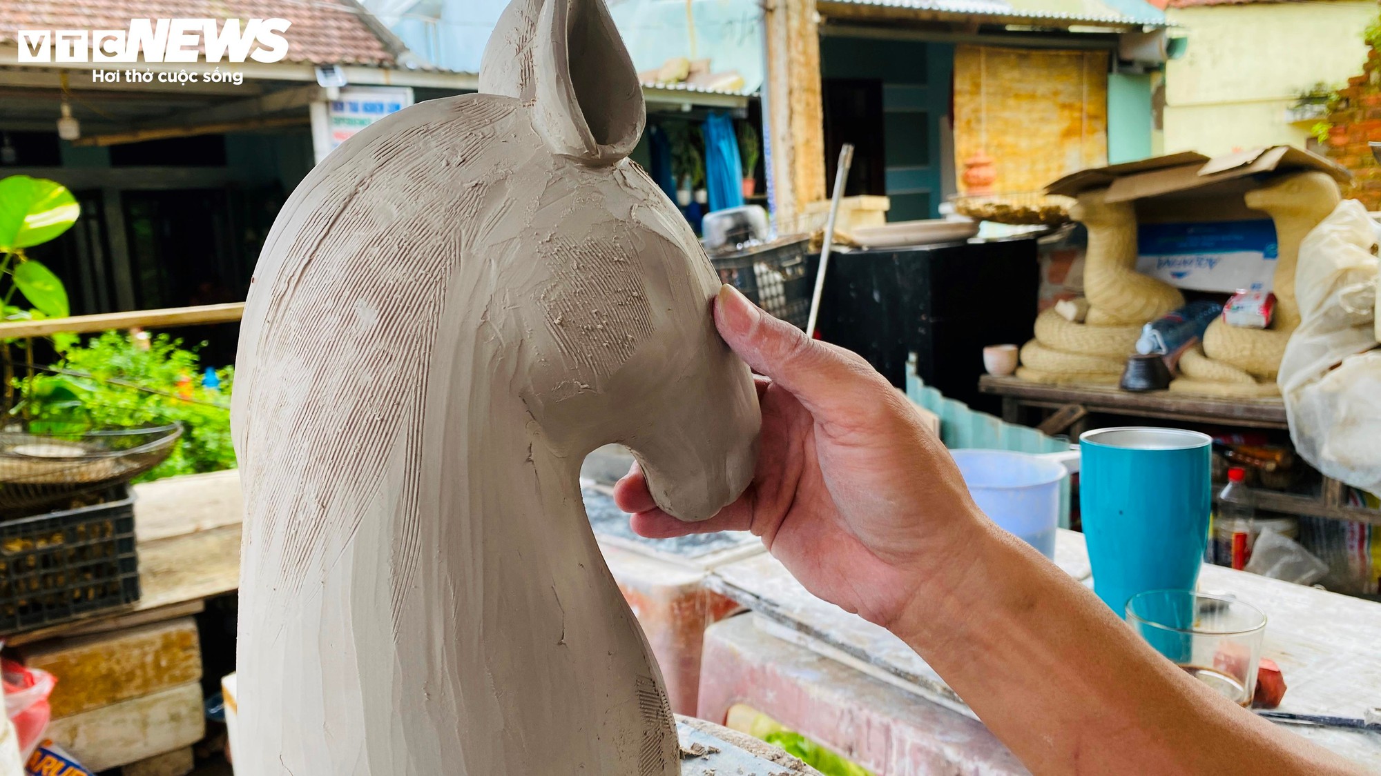 Làng gốm Thanh Hà rộn ràng sản xuất linh vật ngựa cho Tết Nguyên đán 2026 - Ảnh 4.