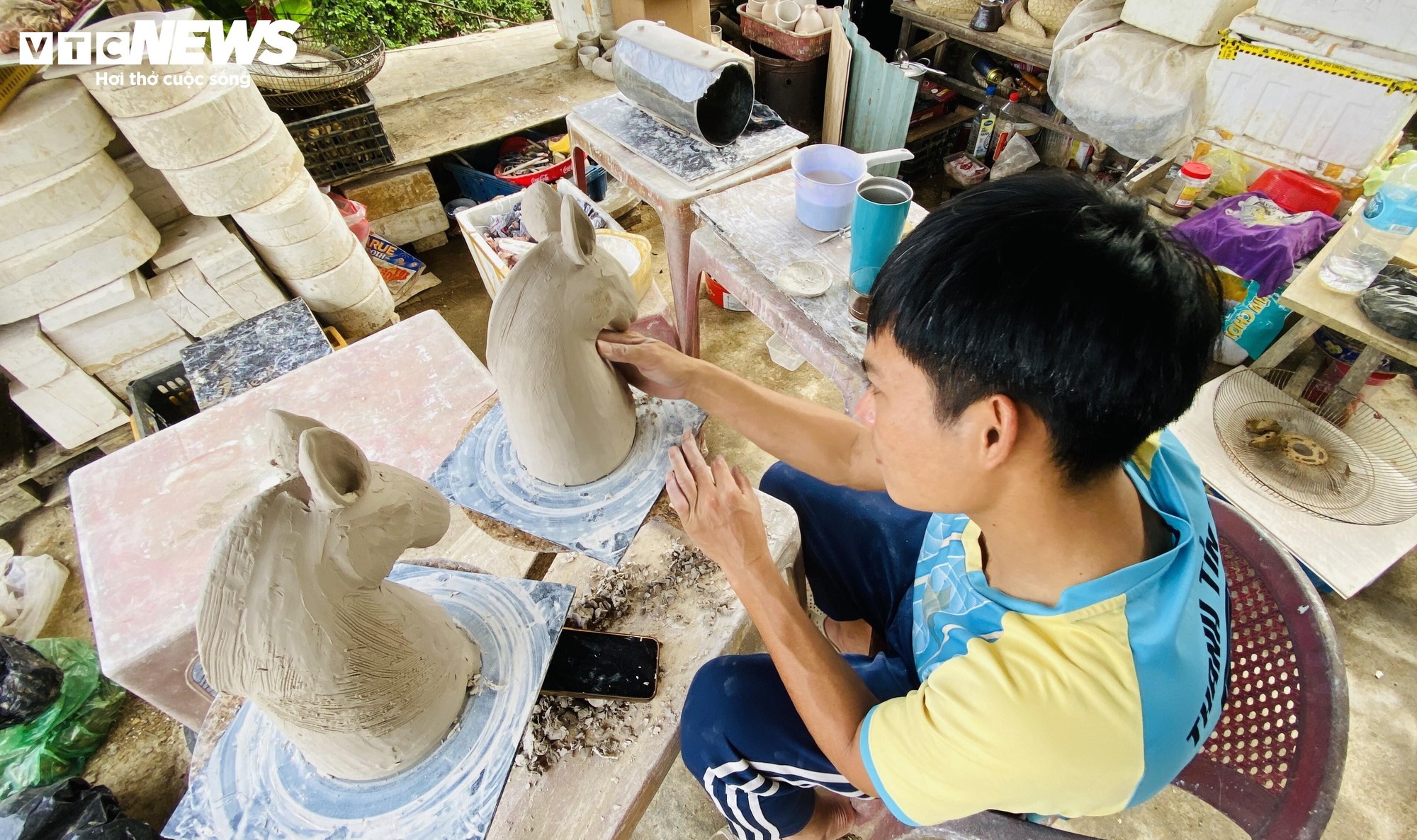 Làng gốm Thanh Hà rộn ràng sản xuất linh vật ngựa cho Tết Nguyên đán 2026 - Ảnh 2.